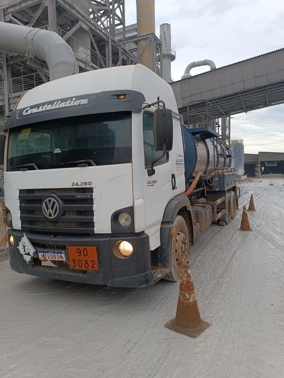 Caminhão vácuo da HidroJato realizando sucção de resíduos industriais