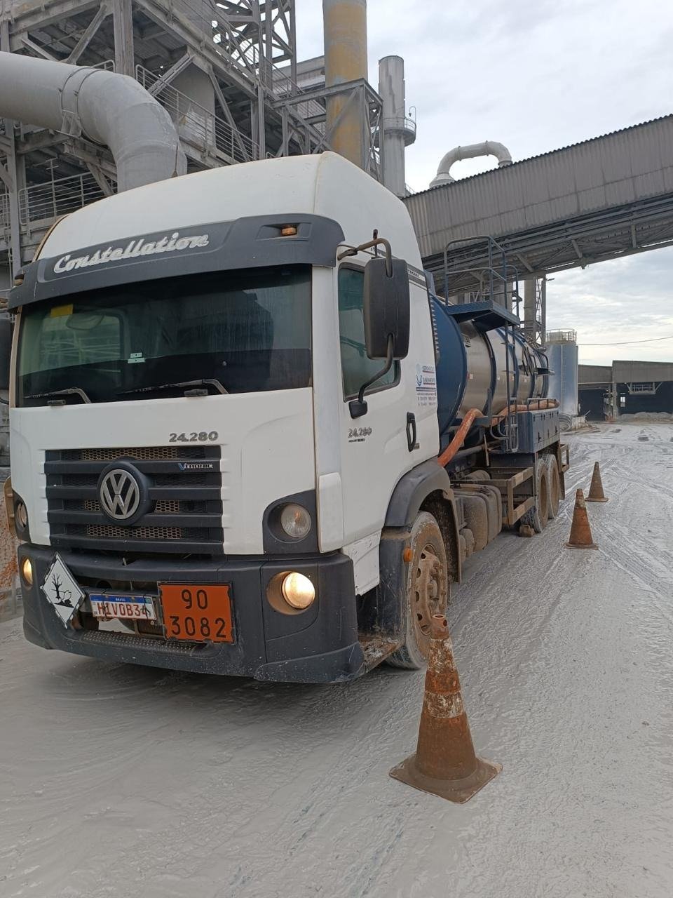Caminhão vácuo Volkswagen Constellation em planta industrial