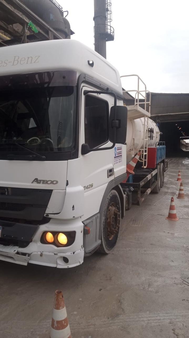 Caminhão vácuo Mercedes-Benz Atego