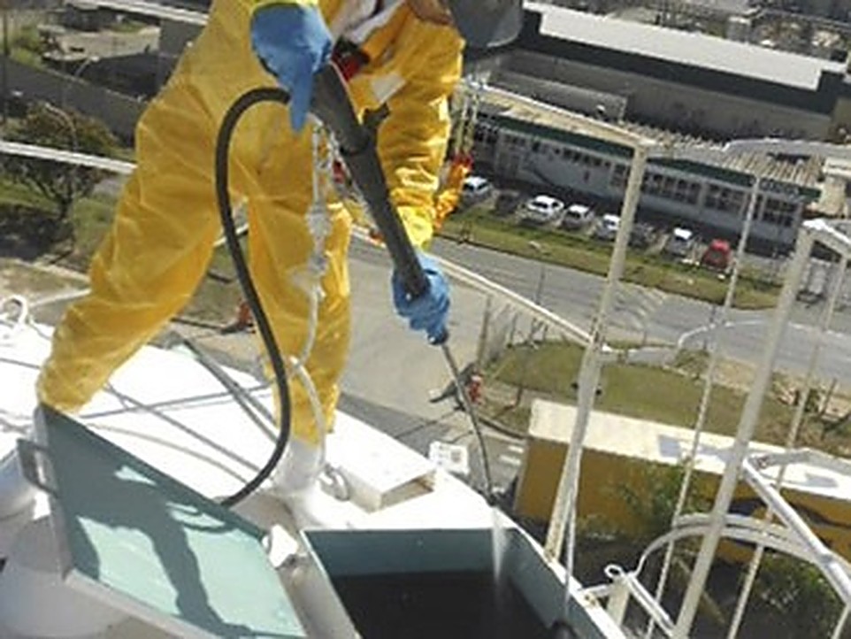 Técnico realizando hidrojateamento em altura