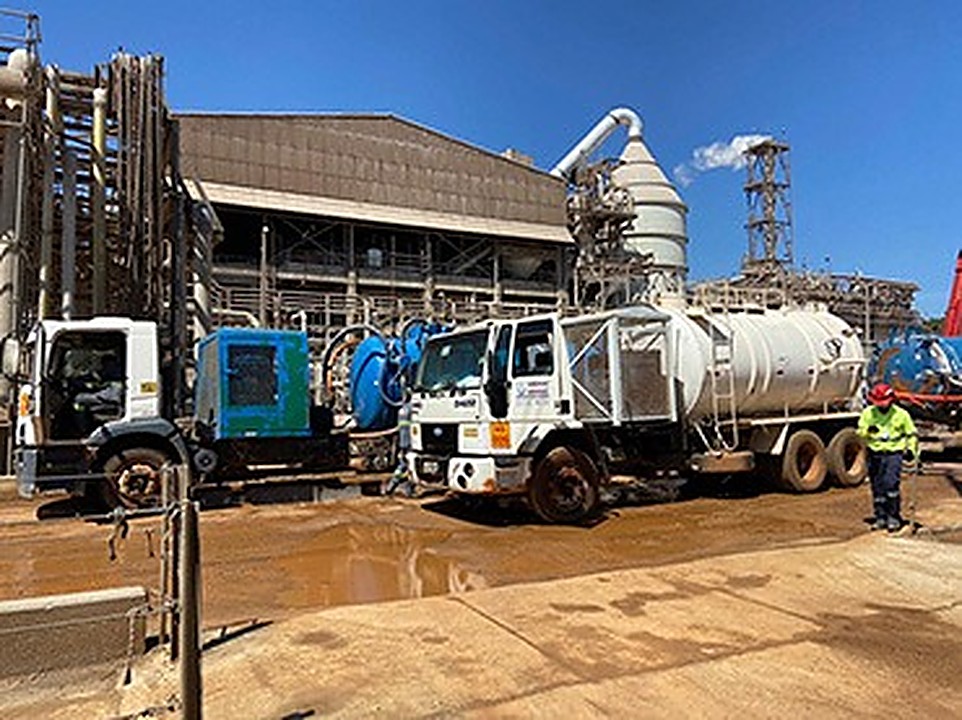 Caminhões da HidroJato em planta industrial