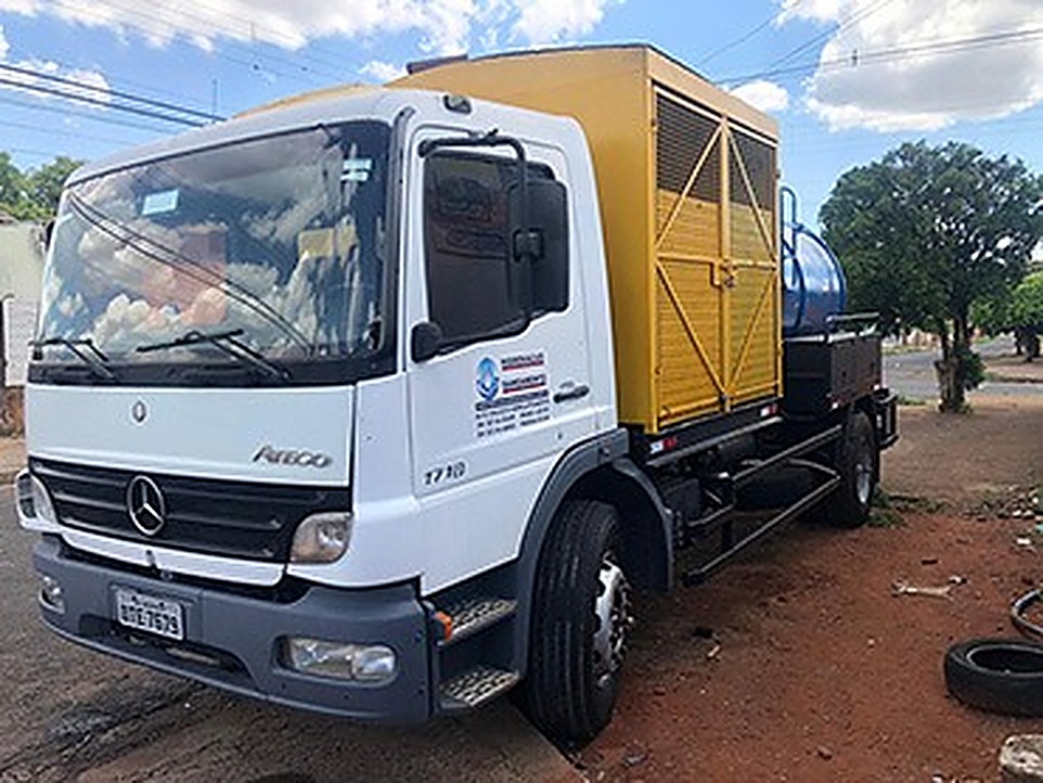 Caminhão Mercedes-Benz Atego com gerador acoplado