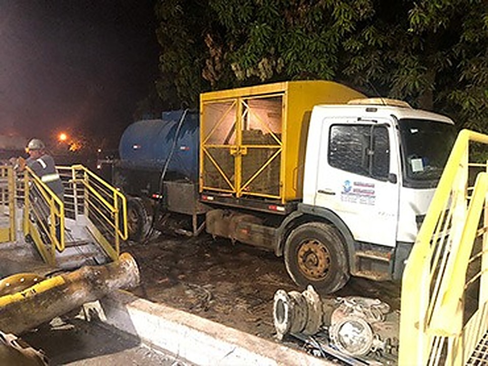 Caminhão da HidroJato em atendimento noturno