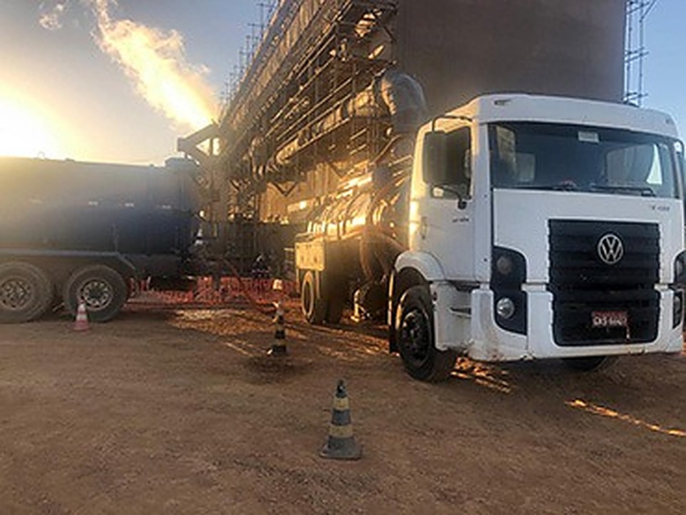 Caminhão Volkswagen ao entardecer em área industrial