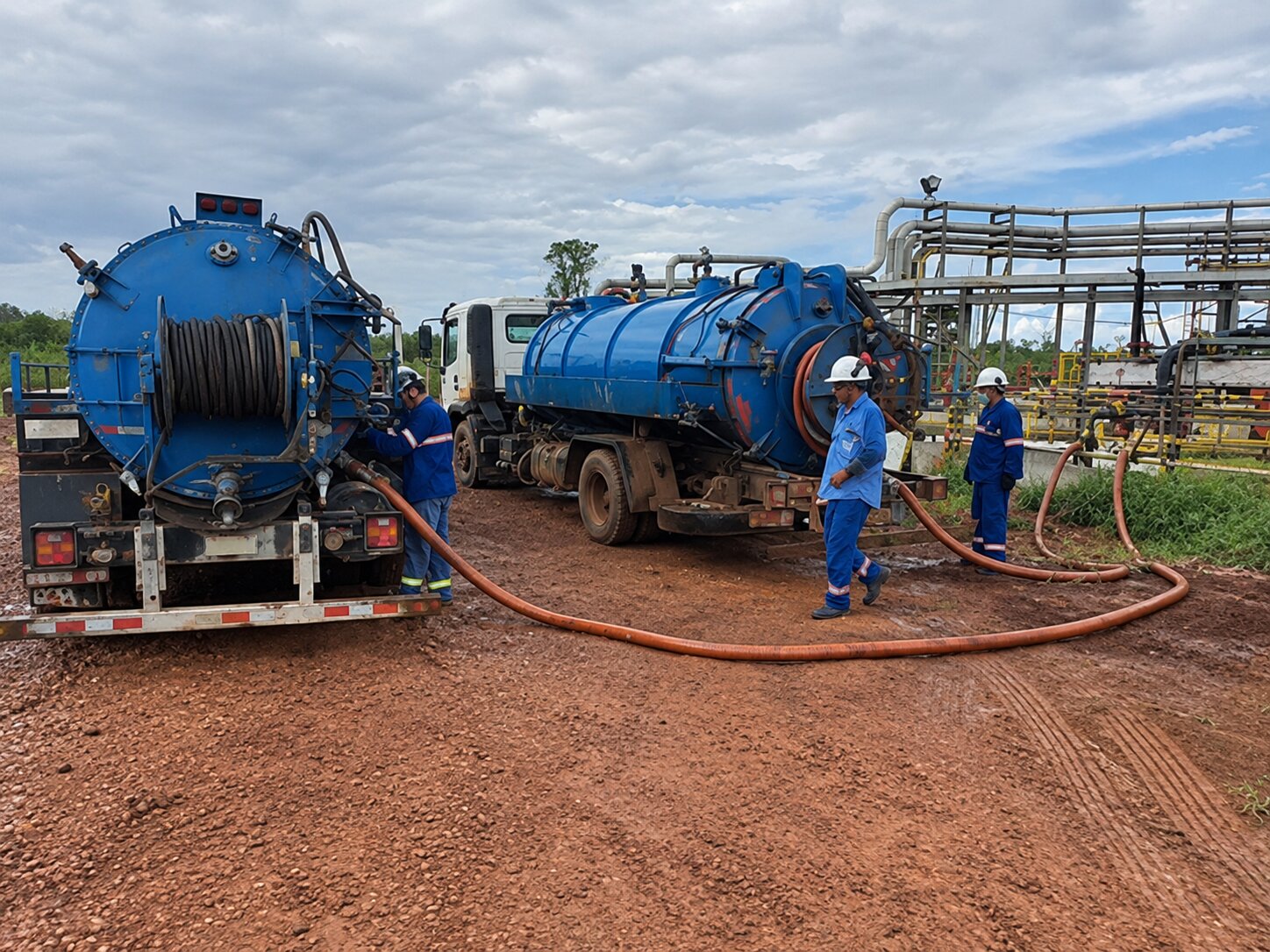 Equipe da HidroJato operando dois caminhões vácuo em campo